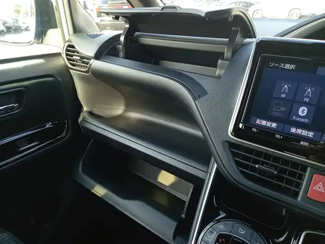 トヨタ ヴォクシー ZS 煌Ⅱ 福井県 2020(令2)年 5.3万km ホワイトパールクリスタルシャイン 純正9インチナビ（NSZT-Y68T）/・（フルセグTV/CD/DVD/Bluetooth）/純正12.1インチフリップダウンモニター（V12T-R68C）/バックカメラ/両側パワースライドドア/Toyota Safety Sense/先行車発進告知/パーキングサポートブレーキ/クリアランスソナー/レーンキープアシスト/クルーズコントロール/ビルトインETC/前後ドライブレコーダー/オートLEDヘッドライト/オートマチックハイビーム/電動格納ウィンカーミラー/純正16インチAW/スマートキー