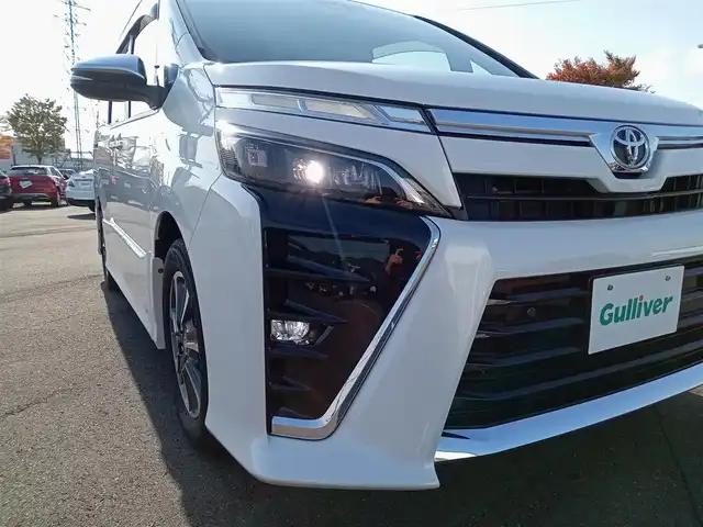 トヨタ ヴォクシー ZS 煌Ⅱ 福井県 2020(令2)年 5.3万km ホワイトパールクリスタルシャイン 純正9インチナビ（NSZT-Y68T）/・（フルセグTV/CD/DVD/Bluetooth）/純正12.1インチフリップダウンモニター（V12T-R68C）/バックカメラ/両側パワースライドドア/Toyota Safety Sense/先行車発進告知/パーキングサポートブレーキ/クリアランスソナー/レーンキープアシスト/クルーズコントロール/ビルトインETC/前後ドライブレコーダー/オートLEDヘッドライト/オートマチックハイビーム/電動格納ウィンカーミラー/純正16インチAW/スマートキー