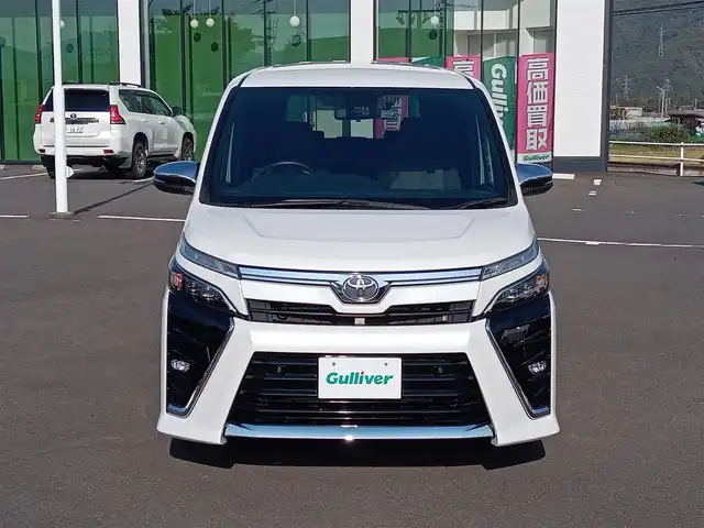 トヨタ ヴォクシー ZS 煌Ⅱ 福井県 2020(令2)年 5.3万km ホワイトパールクリスタルシャイン 純正9インチナビ（NSZT-Y68T）/・（フルセグTV/CD/DVD/Bluetooth）/純正12.1インチフリップダウンモニター（V12T-R68C）/バックカメラ/両側パワースライドドア/Toyota Safety Sense/先行車発進告知/パーキングサポートブレーキ/クリアランスソナー/レーンキープアシスト/クルーズコントロール/ビルトインETC/前後ドライブレコーダー/オートLEDヘッドライト/オートマチックハイビーム/電動格納ウィンカーミラー/純正16インチAW/スマートキー