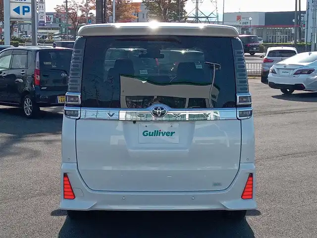 トヨタ ヴォクシー ZS 煌Ⅱ 福井県 2020(令2)年 5.3万km ホワイトパールクリスタルシャイン 純正9インチナビ（NSZT-Y68T）/・（フルセグTV/CD/DVD/Bluetooth）/純正12.1インチフリップダウンモニター（V12T-R68C）/バックカメラ/両側パワースライドドア/Toyota Safety Sense/先行車発進告知/パーキングサポートブレーキ/クリアランスソナー/レーンキープアシスト/クルーズコントロール/ビルトインETC/前後ドライブレコーダー/オートLEDヘッドライト/オートマチックハイビーム/電動格納ウィンカーミラー/純正16インチAW/スマートキー