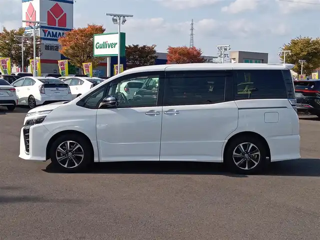 トヨタ ヴォクシー ZS 煌Ⅱ 福井県 2020(令2)年 5.3万km ホワイトパールクリスタルシャイン 純正9インチナビ（NSZT-Y68T）/・（フルセグTV/CD/DVD/Bluetooth）/純正12.1インチフリップダウンモニター（V12T-R68C）/バックカメラ/両側パワースライドドア/Toyota Safety Sense/先行車発進告知/パーキングサポートブレーキ/クリアランスソナー/レーンキープアシスト/クルーズコントロール/ビルトインETC/前後ドライブレコーダー/オートLEDヘッドライト/オートマチックハイビーム/電動格納ウィンカーミラー/純正16インチAW/スマートキー