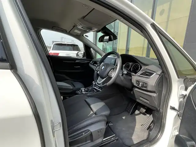 ＢＭＷ ２１８ｄ アクティブツアラー スポーツ 石川県 2019(平31)年 6.8万km アルピンホワイトⅢ 純正HDDナビ/（Bluetooth/バックカメラ/CD/DVD）/USB/衝突軽減ブレーキ/インテリジェントセーフティ/クルーズコントロール/電動格納ミラー/LEDオートライト/前後フォグランプ/電動リアゲート/プッシュスタート/アンビエントライト/黒革ハーフレザー/前席シートヒーター/オットマン/トノカバー/ETC