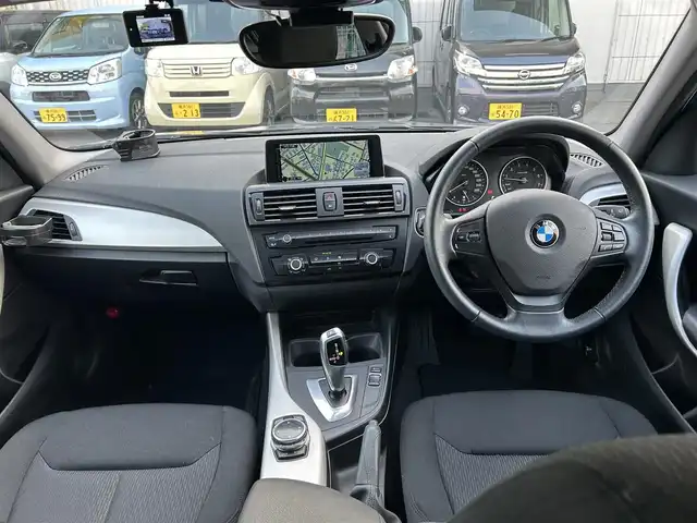 ＢＭＷ １１６ｉ スタイル 神奈川県 2014(平26)年 1.4万km ディープシーブルー ・純正ナビ（AM、FM、CD、DVD）/・社外フロアマット/・ETC/・ドライブレコーダー/・速度レーダー探知機/・スポーツモード、コンフォートモード、エコプロモード/・LIMボタン（可変スピードリミッター機能）/・横滑り防止機能/・アイドリングストップ/・電動格納ミラー/・コーナーセンサー/・プッシュスタート（スマートキー）/・ワンオーナー/・取扱説明書/・保証書