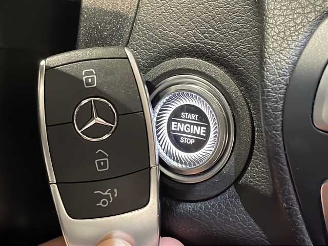メルセデス・ベンツ Ｃ２００ 新潟県 2019(令1)年 4.3万km ポーラホワイト アクティブブレーキアシスト/レーンチェンジアシスト/メモリー付パワーシート（D席/N席）/純正ナビ/ヘッドアップディスプレイ/バックカメラ/アイドリングストップ/ASCD/プッシュスタート/ETC/パワーバックドア/EPS/アクティブブレーキアシスト/レーンチェンジアシスト/ヒーターシート/インテリジェントキー