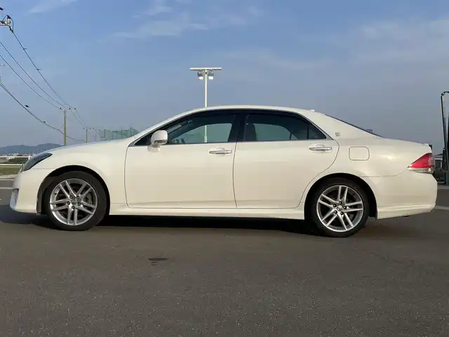 トヨタ クラウン アスリート 佐賀県 2010(平22)年 10.9万km ホワイトパールクリスタルシャイン クルーズコントロール/横滑り防止装置/純正ナビ/・フルセグTV/CD/DVD/Bluetooth/バックカメラ/ビルトインETC/D＋N席パワーシート/ISOFIX対応/革巻きステアリング/ステアリングリモコン/フォグライト/ウィンカーミラー/純正エアロ/純正18インチアルミホイール/純正キセノンヘッドライト/純正ドアバイザ―/純正フロアマット/新車保証書/取扱説明書/スペアキー１本