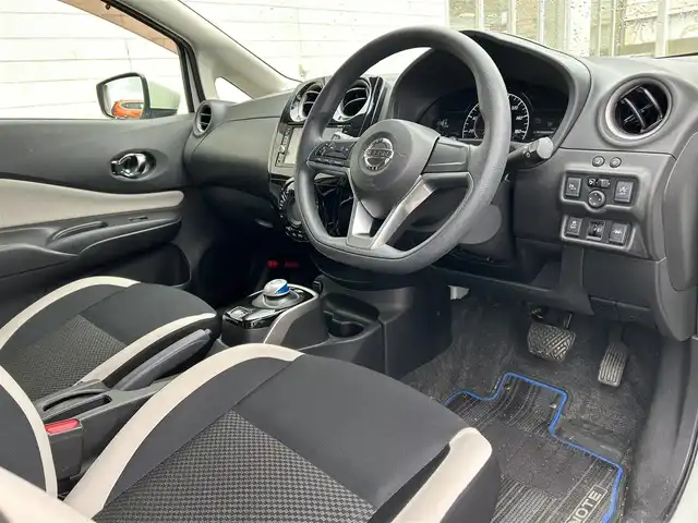 日産 ノート e－パワー X 新潟県 2017(平29)年 4.9万km ブリリアントホワイトパール 衝突軽減/全方位カメラ/純正ナビ/(AM/FM/CD/DVD/BT/フルセグ)/ETC/デジタルインナーミラー/社外ドライブレコーダー/コーナーセンサー/アイドリングストップ/AUTOライト/ハロゲンヘッドライト/横滑り防止/プッシュスタート/スマートキー