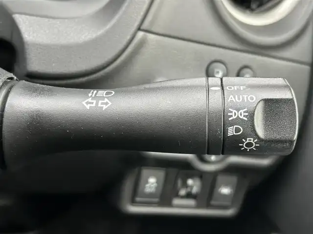 日産 ノート e－パワー X 新潟県 2017(平29)年 4.9万km ブリリアントホワイトパール 衝突軽減/全方位カメラ/純正ナビ/(AM/FM/CD/DVD/BT/フルセグ)/ETC/デジタルインナーミラー/社外ドライブレコーダー/コーナーセンサー/アイドリングストップ/AUTOライト/ハロゲンヘッドライト/横滑り防止/プッシュスタート/スマートキー