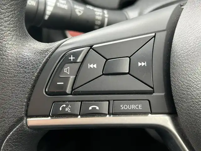 日産 ノート e－パワー X 新潟県 2017(平29)年 4.9万km ブリリアントホワイトパール 衝突軽減/全方位カメラ/純正ナビ/(AM/FM/CD/DVD/BT/フルセグ)/ETC/デジタルインナーミラー/社外ドライブレコーダー/コーナーセンサー/アイドリングストップ/AUTOライト/ハロゲンヘッドライト/横滑り防止/プッシュスタート/スマートキー