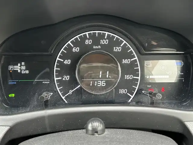 日産 ノート e－パワー X 新潟県 2017(平29)年 4.9万km ブリリアントホワイトパール 衝突軽減/全方位カメラ/純正ナビ/(AM/FM/CD/DVD/BT/フルセグ)/ETC/デジタルインナーミラー/社外ドライブレコーダー/コーナーセンサー/アイドリングストップ/AUTOライト/ハロゲンヘッドライト/横滑り防止/プッシュスタート/スマートキー