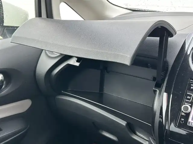 日産 ノート e－パワー X 新潟県 2017(平29)年 4.9万km ブリリアントホワイトパール 衝突軽減/全方位カメラ/純正ナビ/(AM/FM/CD/DVD/BT/フルセグ)/ETC/デジタルインナーミラー/社外ドライブレコーダー/コーナーセンサー/アイドリングストップ/AUTOライト/ハロゲンヘッドライト/横滑り防止/プッシュスタート/スマートキー