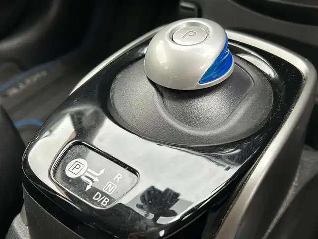 日産 ノート e－パワー X 新潟県 2017(平29)年 4.9万km ブリリアントホワイトパール 衝突軽減/全方位カメラ/純正ナビ/(AM/FM/CD/DVD/BT/フルセグ)/ETC/デジタルインナーミラー/社外ドライブレコーダー/コーナーセンサー/アイドリングストップ/AUTOライト/ハロゲンヘッドライト/横滑り防止/プッシュスタート/スマートキー