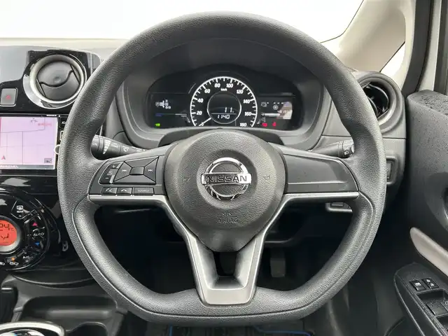 日産 ノート e－パワー X 新潟県 2017(平29)年 4.9万km ブリリアントホワイトパール 衝突軽減/全方位カメラ/純正ナビ/(AM/FM/CD/DVD/BT/フルセグ)/ETC/デジタルインナーミラー/社外ドライブレコーダー/コーナーセンサー/アイドリングストップ/AUTOライト/ハロゲンヘッドライト/横滑り防止/プッシュスタート/スマートキー