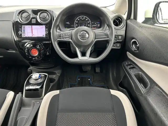 日産 ノート e－パワー X 新潟県 2017(平29)年 4.9万km ブリリアントホワイトパール 衝突軽減/全方位カメラ/純正ナビ/(AM/FM/CD/DVD/BT/フルセグ)/ETC/デジタルインナーミラー/社外ドライブレコーダー/コーナーセンサー/アイドリングストップ/AUTOライト/ハロゲンヘッドライト/横滑り防止/プッシュスタート/スマートキー