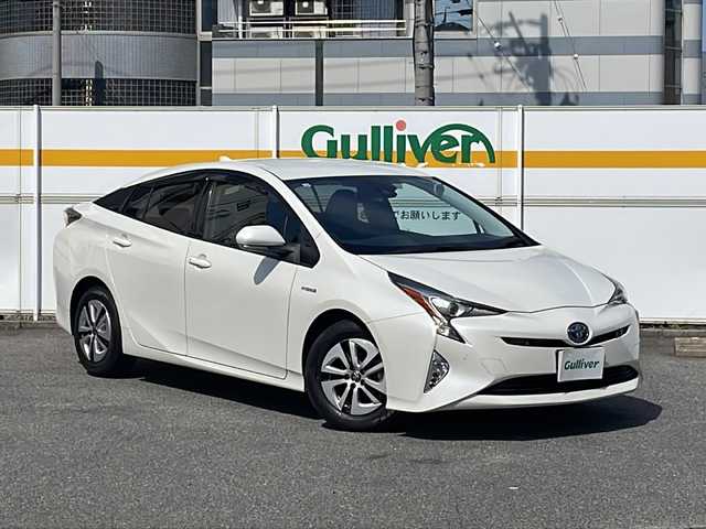 トヨタ プリウス A 愛知県 2017(平29)年 6.7万km ホワイトパールクリスタルシャイン /禁煙車//ワンオーナー//純正ナビ//フルセグ/Bluetooth/CD/DVD/MSV/SD//ステア連動バックカメラ//ビルトインETC//トヨタセーフティセンス//プリクラッシュセーフティ//レーンディパーチャーアラート//オートマチックハイビーム//レーダークルーズコントロール//シンプルインテリジェントパーキングアシスト//クリアランスソナー//インテリジェントクリアランスソナー//ヘッドアップディスプレイ//ブラインドスポットモニター//ふらつき検知//ドライブモード//PWR/ECO/NORMAL//EVモード//LEDオートヘッドライト//フォグランプ//TRC//純正15インチアルミホイール//車両接近通報一時停止スイッチ//プッシュスタート//スペアスマートキー//革巻きステアリング//ステアリングリモコン//チルト＆テレスコピックステアリング//オートリトラクタブルウィンカーミラー//純正フロアマット//トノカバー//シートリフター//自動防眩ミラー//保証書//取扱説明書//ナビ取扱説明書//点検整備記録簿H29.30.R1.2.3.4.5