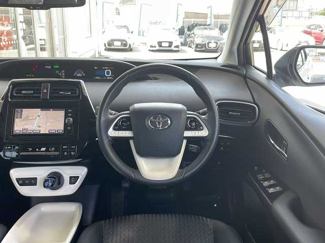 トヨタ プリウス A 愛知県 2017(平29)年 6.7万km ホワイトパールクリスタルシャイン /禁煙車//ワンオーナー//純正ナビ//フルセグ/Bluetooth/CD/DVD/MSV/SD//ステア連動バックカメラ//ビルトインETC//トヨタセーフティセンス//プリクラッシュセーフティ//レーンディパーチャーアラート//オートマチックハイビーム//レーダークルーズコントロール//シンプルインテリジェントパーキングアシスト//クリアランスソナー//インテリジェントクリアランスソナー//ヘッドアップディスプレイ//ブラインドスポットモニター//ふらつき検知//ドライブモード//PWR/ECO/NORMAL//EVモード//LEDオートヘッドライト//フォグランプ//TRC//純正15インチアルミホイール//車両接近通報一時停止スイッチ//プッシュスタート//スペアスマートキー//革巻きステアリング//ステアリングリモコン//チルト＆テレスコピックステアリング//オートリトラクタブルウィンカーミラー//純正フロアマット//トノカバー//シートリフター//自動防眩ミラー//保証書//取扱説明書//ナビ取扱説明書//点検整備記録簿H29.30.R1.2.3.4.5