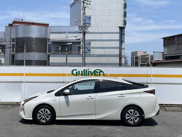 トヨタ プリウス A 愛知県 2017(平29)年 6.7万km ホワイトパールクリスタルシャイン /禁煙車//ワンオーナー//純正ナビ//フルセグ/Bluetooth/CD/DVD/MSV/SD//ステア連動バックカメラ//ビルトインETC//トヨタセーフティセンス//プリクラッシュセーフティ//レーンディパーチャーアラート//オートマチックハイビーム//レーダークルーズコントロール//シンプルインテリジェントパーキングアシスト//クリアランスソナー//インテリジェントクリアランスソナー//ヘッドアップディスプレイ//ブラインドスポットモニター//ふらつき検知//ドライブモード//PWR/ECO/NORMAL//EVモード//LEDオートヘッドライト//フォグランプ//TRC//純正15インチアルミホイール//車両接近通報一時停止スイッチ//プッシュスタート//スペアスマートキー//革巻きステアリング//ステアリングリモコン//チルト＆テレスコピックステアリング//オートリトラクタブルウィンカーミラー//純正フロアマット//トノカバー//シートリフター//自動防眩ミラー//保証書//取扱説明書//ナビ取扱説明書//点検整備記録簿H29.30.R1.2.3.4.5