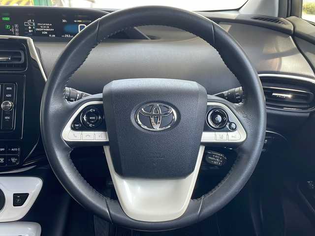 トヨタ プリウス A 愛知県 2017(平29)年 6.7万km ホワイトパールクリスタルシャイン /禁煙車//ワンオーナー//純正ナビ//フルセグ/Bluetooth/CD/DVD/MSV/SD//ステア連動バックカメラ//ビルトインETC//トヨタセーフティセンス//プリクラッシュセーフティ//レーンディパーチャーアラート//オートマチックハイビーム//レーダークルーズコントロール//シンプルインテリジェントパーキングアシスト//クリアランスソナー//インテリジェントクリアランスソナー//ヘッドアップディスプレイ//ブラインドスポットモニター//ふらつき検知//ドライブモード//PWR/ECO/NORMAL//EVモード//LEDオートヘッドライト//フォグランプ//TRC//純正15インチアルミホイール//車両接近通報一時停止スイッチ//プッシュスタート//スペアスマートキー//革巻きステアリング//ステアリングリモコン//チルト＆テレスコピックステアリング//オートリトラクタブルウィンカーミラー//純正フロアマット//トノカバー//シートリフター//自動防眩ミラー//保証書//取扱説明書//ナビ取扱説明書//点検整備記録簿H29.30.R1.2.3.4.5