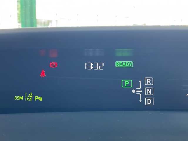 トヨタ プリウス A 愛知県 2017(平29)年 6.7万km ホワイトパールクリスタルシャイン /禁煙車//ワンオーナー//純正ナビ//フルセグ/Bluetooth/CD/DVD/MSV/SD//ステア連動バックカメラ//ビルトインETC//トヨタセーフティセンス//プリクラッシュセーフティ//レーンディパーチャーアラート//オートマチックハイビーム//レーダークルーズコントロール//シンプルインテリジェントパーキングアシスト//クリアランスソナー//インテリジェントクリアランスソナー//ヘッドアップディスプレイ//ブラインドスポットモニター//ふらつき検知//ドライブモード//PWR/ECO/NORMAL//EVモード//LEDオートヘッドライト//フォグランプ//TRC//純正15インチアルミホイール//車両接近通報一時停止スイッチ//プッシュスタート//スペアスマートキー//革巻きステアリング//ステアリングリモコン//チルト＆テレスコピックステアリング//オートリトラクタブルウィンカーミラー//純正フロアマット//トノカバー//シートリフター//自動防眩ミラー//保証書//取扱説明書//ナビ取扱説明書//点検整備記録簿H29.30.R1.2.3.4.5