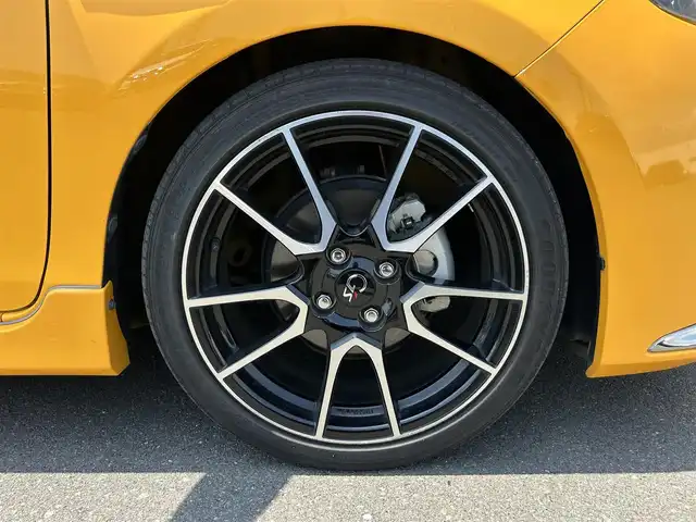 トヨタ アクア G G’s 静岡県 2016(平28)年 6.8万km イエロー トヨタセーフティセンスＣ/純正ＳＤナビ/バックカメラ/ＢＴオーディオ/フルセグＴＶ/ＥＴＣ/クルコン/専用ハーフレザーシート/オートハイビーム/ＬＥＤヘッドライト/ＬＤＡ/プリクラッシュ/Gzフロアマット/専用１７ＡＷ