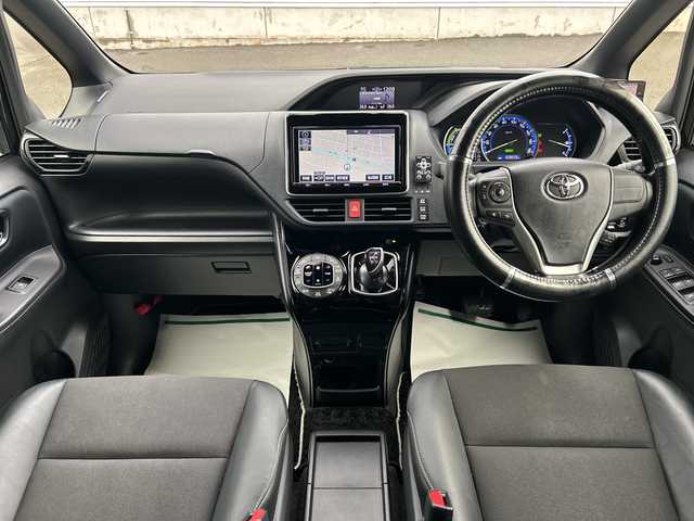 トヨタ ノア ハイブリッド Si ダブルバイビー 山形県 2016(平28)年 10.4万km ブラック 純正SDナビ/・フルセグTV/AM/FM/DVD/Bluetooth/衝突被害軽減ブレーキ/ドライブレコーダー/両側パワースライドドア/バックカメラ/レーンキープアシスト/クルーズコントロール/プリクラッシュセーフティ/オートライト/オートハイビーム/ETC/スマートキー/スペアキー/フォグランプ/冬タイヤ積載