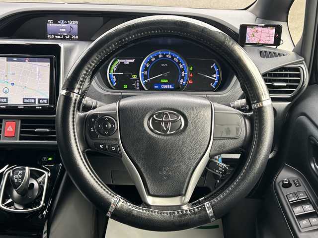 トヨタ ノア ハイブリッド Si ダブルバイビー 山形県 2016(平28)年 10.4万km ブラック 純正SDナビ/・フルセグTV/AM/FM/DVD/Bluetooth/衝突被害軽減ブレーキ/ドライブレコーダー/両側パワースライドドア/バックカメラ/レーンキープアシスト/クルーズコントロール/プリクラッシュセーフティ/オートライト/オートハイビーム/ETC/スマートキー/スペアキー/フォグランプ/冬タイヤ積載