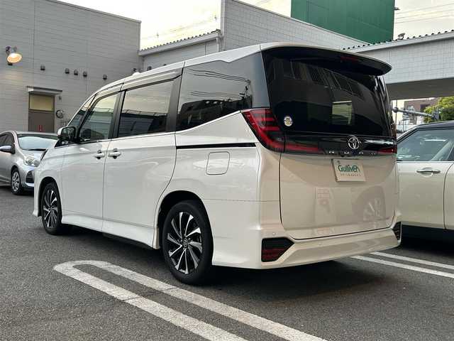 トヨタ ノア S－Z 大阪府 2022(令4)年 1.8万km ホワイトパールクリスタルシャイン ワンオーナー/快適利便パッケージ（High）/・ハンズフリーデュアルパワースライドドア【挟み込み防止機能付】/・パワーバックドア【停止位置メモリー機能】/・ナノイーX/・ステイリングヒーター/・キャプテンシート/・オットマン（シートヒーター付き）/純正10.5インチディスプレイオーディオPlus/・コネクティッドナビ対応/・TVフルセグ/CD/DVD/・HDMI/BT/AppleCarPlay/ブラインドスポットモニター【BSM】/　+安心降車アシスト（ドアオープン制御付き）【SEA】/ユニバーサルステップ/ETC2.0/前後ドライブレコーダー（TZ-DR210）/ToyotaSafetySense/・プリクラッシュセーフティー/・緊急時操舵支援/・フロントクロストラフィックアラート【FCTA】/・レーンチェンジアシスト【LCA】/・レーントレーシングアシスト【LTA】/・レーンディパーチャーアラート【LDA】/・レーダークルーズコントロール【全車速追従機能】/・アダプティブハイビームシステム【AHB】/・オートマチックハイビーム【AHB】/・ロードサインアシスト【RSA】/・ドライバー異常時対応システム/・プロアクティブドライビングアシスト【PDA】/・発進遅れ告知機能【TMN】