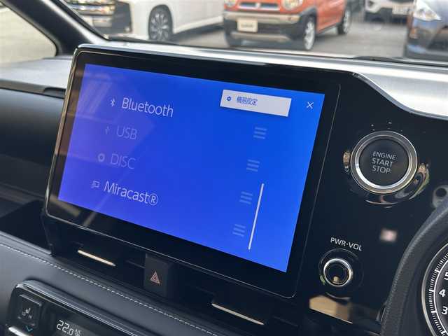 トヨタ ノア S－Z 大阪府 2022(令4)年 1.8万km ホワイトパールクリスタルシャイン ワンオーナー/快適利便パッケージ（High）/・ハンズフリーデュアルパワースライドドア【挟み込み防止機能付】/・パワーバックドア【停止位置メモリー機能】/・ナノイーX/・ステイリングヒーター/・キャプテンシート/・オットマン（シートヒーター付き）/純正10.5インチディスプレイオーディオPlus/・コネクティッドナビ対応/・TVフルセグ/CD/DVD/・HDMI/BT/AppleCarPlay/ブラインドスポットモニター【BSM】/　+安心降車アシスト（ドアオープン制御付き）【SEA】/ユニバーサルステップ/ETC2.0/前後ドライブレコーダー（TZ-DR210）/ToyotaSafetySense/・プリクラッシュセーフティー/・緊急時操舵支援/・フロントクロストラフィックアラート【FCTA】/・レーンチェンジアシスト【LCA】/・レーントレーシングアシスト【LTA】/・レーンディパーチャーアラート【LDA】/・レーダークルーズコントロール【全車速追従機能】/・アダプティブハイビームシステム【AHB】/・オートマチックハイビーム【AHB】/・ロードサインアシスト【RSA】/・ドライバー異常時対応システム/・プロアクティブドライビングアシスト【PDA】/・発進遅れ告知機能【TMN】
