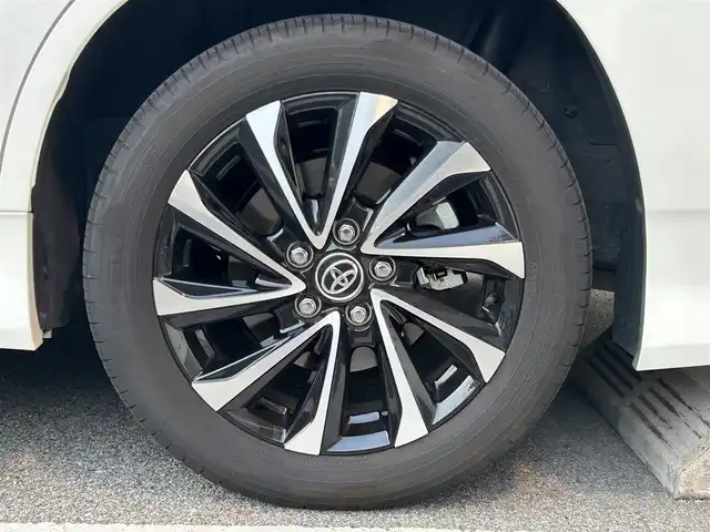トヨタ ノア S－Z 大阪府 2022(令4)年 1.8万km ホワイトパールクリスタルシャイン ワンオーナー/快適利便パッケージ（High）/・ハンズフリーデュアルパワースライドドア【挟み込み防止機能付】/・パワーバックドア【停止位置メモリー機能】/・ナノイーX/・ステイリングヒーター/・キャプテンシート/・オットマン（シートヒーター付き）/純正10.5インチディスプレイオーディオPlus/・コネクティッドナビ対応/・TVフルセグ/CD/DVD/・HDMI/BT/AppleCarPlay/ブラインドスポットモニター【BSM】/　+安心降車アシスト（ドアオープン制御付き）【SEA】/ユニバーサルステップ/ETC2.0/前後ドライブレコーダー（TZ-DR210）/ToyotaSafetySense/・プリクラッシュセーフティー/・緊急時操舵支援/・フロントクロストラフィックアラート【FCTA】/・レーンチェンジアシスト【LCA】/・レーントレーシングアシスト【LTA】/・レーンディパーチャーアラート【LDA】/・レーダークルーズコントロール【全車速追従機能】/・アダプティブハイビームシステム【AHB】/・オートマチックハイビーム【AHB】/・ロードサインアシスト【RSA】/・ドライバー異常時対応システム/・プロアクティブドライビングアシスト【PDA】/・発進遅れ告知機能【TMN】