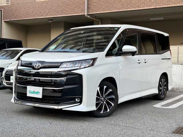 トヨタ ノア S－Z 大阪府 2022(令4)年 1.8万km ホワイトパールクリスタルシャイン ワンオーナー/快適利便パッケージ（High）/・ハンズフリーデュアルパワースライドドア【挟み込み防止機能付】/・パワーバックドア【停止位置メモリー機能】/・ナノイーX/・ステイリングヒーター/・キャプテンシート/・オットマン（シートヒーター付き）/純正10.5インチディスプレイオーディオPlus/・コネクティッドナビ対応/・TVフルセグ/CD/DVD/・HDMI/BT/AppleCarPlay/ブラインドスポットモニター【BSM】/　+安心降車アシスト（ドアオープン制御付き）【SEA】/ユニバーサルステップ/ETC2.0/前後ドライブレコーダー（TZ-DR210）/ToyotaSafetySense/・プリクラッシュセーフティー/・緊急時操舵支援/・フロントクロストラフィックアラート【FCTA】/・レーンチェンジアシスト【LCA】/・レーントレーシングアシスト【LTA】/・レーンディパーチャーアラート【LDA】/・レーダークルーズコントロール【全車速追従機能】/・アダプティブハイビームシステム【AHB】/・オートマチックハイビーム【AHB】/・ロードサインアシスト【RSA】/・ドライバー異常時対応システム/・プロアクティブドライビングアシスト【PDA】/・発進遅れ告知機能【TMN】