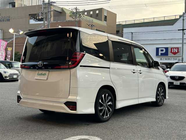 トヨタ ノア S－Z 大阪府 2022(令4)年 1.8万km ホワイトパールクリスタルシャイン ワンオーナー/快適利便パッケージ（High）/・ハンズフリーデュアルパワースライドドア【挟み込み防止機能付】/・パワーバックドア【停止位置メモリー機能】/・ナノイーX/・ステイリングヒーター/・キャプテンシート/・オットマン（シートヒーター付き）/純正10.5インチディスプレイオーディオPlus/・コネクティッドナビ対応/・TVフルセグ/CD/DVD/・HDMI/BT/AppleCarPlay/ブラインドスポットモニター【BSM】/　+安心降車アシスト（ドアオープン制御付き）【SEA】/ユニバーサルステップ/ETC2.0/前後ドライブレコーダー（TZ-DR210）/ToyotaSafetySense/・プリクラッシュセーフティー/・緊急時操舵支援/・フロントクロストラフィックアラート【FCTA】/・レーンチェンジアシスト【LCA】/・レーントレーシングアシスト【LTA】/・レーンディパーチャーアラート【LDA】/・レーダークルーズコントロール【全車速追従機能】/・アダプティブハイビームシステム【AHB】/・オートマチックハイビーム【AHB】/・ロードサインアシスト【RSA】/・ドライバー異常時対応システム/・プロアクティブドライビングアシスト【PDA】/・発進遅れ告知機能【TMN】