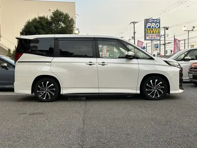 トヨタ ノア S－Z 大阪府 2022(令4)年 1.8万km ホワイトパールクリスタルシャイン ワンオーナー/快適利便パッケージ（High）/・ハンズフリーデュアルパワースライドドア【挟み込み防止機能付】/・パワーバックドア【停止位置メモリー機能】/・ナノイーX/・ステイリングヒーター/・キャプテンシート/・オットマン（シートヒーター付き）/純正10.5インチディスプレイオーディオPlus/・コネクティッドナビ対応/・TVフルセグ/CD/DVD/・HDMI/BT/AppleCarPlay/ブラインドスポットモニター【BSM】/　+安心降車アシスト（ドアオープン制御付き）【SEA】/ユニバーサルステップ/ETC2.0/前後ドライブレコーダー（TZ-DR210）/ToyotaSafetySense/・プリクラッシュセーフティー/・緊急時操舵支援/・フロントクロストラフィックアラート【FCTA】/・レーンチェンジアシスト【LCA】/・レーントレーシングアシスト【LTA】/・レーンディパーチャーアラート【LDA】/・レーダークルーズコントロール【全車速追従機能】/・アダプティブハイビームシステム【AHB】/・オートマチックハイビーム【AHB】/・ロードサインアシスト【RSA】/・ドライバー異常時対応システム/・プロアクティブドライビングアシスト【PDA】/・発進遅れ告知機能【TMN】