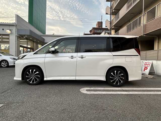 トヨタ ノア S－Z 大阪府 2022(令4)年 1.8万km ホワイトパールクリスタルシャイン ワンオーナー/快適利便パッケージ（High）/・ハンズフリーデュアルパワースライドドア【挟み込み防止機能付】/・パワーバックドア【停止位置メモリー機能】/・ナノイーX/・ステイリングヒーター/・キャプテンシート/・オットマン（シートヒーター付き）/純正10.5インチディスプレイオーディオPlus/・コネクティッドナビ対応/・TVフルセグ/CD/DVD/・HDMI/BT/AppleCarPlay/ブラインドスポットモニター【BSM】/　+安心降車アシスト（ドアオープン制御付き）【SEA】/ユニバーサルステップ/ETC2.0/前後ドライブレコーダー（TZ-DR210）/ToyotaSafetySense/・プリクラッシュセーフティー/・緊急時操舵支援/・フロントクロストラフィックアラート【FCTA】/・レーンチェンジアシスト【LCA】/・レーントレーシングアシスト【LTA】/・レーンディパーチャーアラート【LDA】/・レーダークルーズコントロール【全車速追従機能】/・アダプティブハイビームシステム【AHB】/・オートマチックハイビーム【AHB】/・ロードサインアシスト【RSA】/・ドライバー異常時対応システム/・プロアクティブドライビングアシスト【PDA】/・発進遅れ告知機能【TMN】