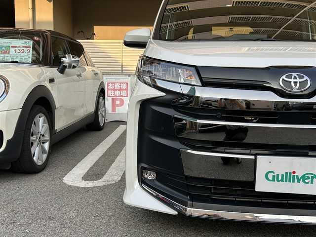 トヨタ ノア S－Z 大阪府 2022(令4)年 1.8万km ホワイトパールクリスタルシャイン ワンオーナー/快適利便パッケージ（High）/・ハンズフリーデュアルパワースライドドア【挟み込み防止機能付】/・パワーバックドア【停止位置メモリー機能】/・ナノイーX/・ステイリングヒーター/・キャプテンシート/・オットマン（シートヒーター付き）/純正10.5インチディスプレイオーディオPlus/・コネクティッドナビ対応/・TVフルセグ/CD/DVD/・HDMI/BT/AppleCarPlay/ブラインドスポットモニター【BSM】/　+安心降車アシスト（ドアオープン制御付き）【SEA】/ユニバーサルステップ/ETC2.0/前後ドライブレコーダー（TZ-DR210）/ToyotaSafetySense/・プリクラッシュセーフティー/・緊急時操舵支援/・フロントクロストラフィックアラート【FCTA】/・レーンチェンジアシスト【LCA】/・レーントレーシングアシスト【LTA】/・レーンディパーチャーアラート【LDA】/・レーダークルーズコントロール【全車速追従機能】/・アダプティブハイビームシステム【AHB】/・オートマチックハイビーム【AHB】/・ロードサインアシスト【RSA】/・ドライバー異常時対応システム/・プロアクティブドライビングアシスト【PDA】/・発進遅れ告知機能【TMN】