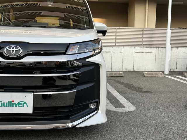 トヨタ ノア S－Z 大阪府 2022(令4)年 1.8万km ホワイトパールクリスタルシャイン ワンオーナー/快適利便パッケージ（High）/・ハンズフリーデュアルパワースライドドア【挟み込み防止機能付】/・パワーバックドア【停止位置メモリー機能】/・ナノイーX/・ステイリングヒーター/・キャプテンシート/・オットマン（シートヒーター付き）/純正10.5インチディスプレイオーディオPlus/・コネクティッドナビ対応/・TVフルセグ/CD/DVD/・HDMI/BT/AppleCarPlay/ブラインドスポットモニター【BSM】/　+安心降車アシスト（ドアオープン制御付き）【SEA】/ユニバーサルステップ/ETC2.0/前後ドライブレコーダー（TZ-DR210）/ToyotaSafetySense/・プリクラッシュセーフティー/・緊急時操舵支援/・フロントクロストラフィックアラート【FCTA】/・レーンチェンジアシスト【LCA】/・レーントレーシングアシスト【LTA】/・レーンディパーチャーアラート【LDA】/・レーダークルーズコントロール【全車速追従機能】/・アダプティブハイビームシステム【AHB】/・オートマチックハイビーム【AHB】/・ロードサインアシスト【RSA】/・ドライバー異常時対応システム/・プロアクティブドライビングアシスト【PDA】/・発進遅れ告知機能【TMN】