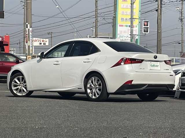 レクサス ＩＳ 300h 愛知県 2014(平26)年 11.8万km ホワイトパールクリスタルシャイン /禁煙車//メーカーメモリーナビ//フルセグTV/USB/BT/SD/SDREC/CD/DVD//バックカメラ//ETC//プッシュスタート//スマートキー//前方ドライブレコーダー//オートLEDヘッドライト//フォグランプ//革巻きステアリング//ステアリングスイッチ//電動ステアリングチルト＆テレスコピック機構//パドルシフト//クルーズコントロール//シートヒーター//ハーフレザーシート//パワーシート//横滑り防止//衝突軽減システム//オートワイパー//純正ドアバイザー//純正フロアマット//ドアカーテシランプ//ウィンカーミラー//バニティランプ付バイザー//ISOFIX//リヤスモークフィルム//純正17インチアルミホイール
