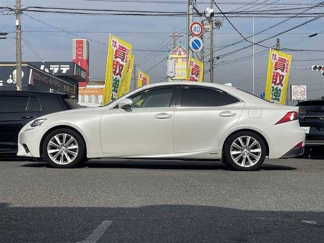 レクサス ＩＳ 300h 愛知県 2014(平26)年 11.8万km ホワイトパールクリスタルシャイン /禁煙車//メーカーメモリーナビ//フルセグTV/USB/BT/SD/SDREC/CD/DVD//バックカメラ//ETC//プッシュスタート//スマートキー//前方ドライブレコーダー//オートLEDヘッドライト//フォグランプ//革巻きステアリング//ステアリングスイッチ//電動ステアリングチルト＆テレスコピック機構//パドルシフト//クルーズコントロール//シートヒーター//ハーフレザーシート//パワーシート//横滑り防止//衝突軽減システム//オートワイパー//純正ドアバイザー//純正フロアマット//ドアカーテシランプ//ウィンカーミラー//バニティランプ付バイザー//ISOFIX//リヤスモークフィルム//純正17インチアルミホイール