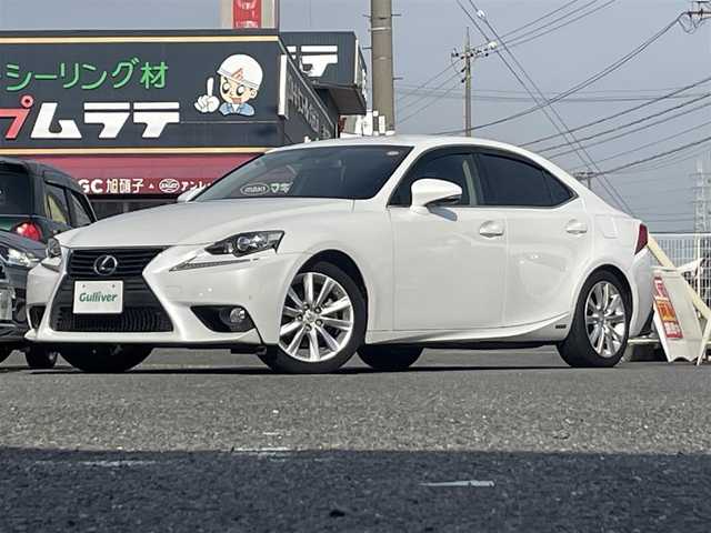 レクサス ＩＳ 300h 愛知県 2014(平26)年 11.8万km ホワイトパールクリスタルシャイン /禁煙車//メーカーメモリーナビ//フルセグTV/USB/BT/SD/SDREC/CD/DVD//バックカメラ//ETC//プッシュスタート//スマートキー//前方ドライブレコーダー//オートLEDヘッドライト//フォグランプ//革巻きステアリング//ステアリングスイッチ//電動ステアリングチルト＆テレスコピック機構//パドルシフト//クルーズコントロール//シートヒーター//ハーフレザーシート//パワーシート//横滑り防止//衝突軽減システム//オートワイパー//純正ドアバイザー//純正フロアマット//ドアカーテシランプ//ウィンカーミラー//バニティランプ付バイザー//ISOFIX//リヤスモークフィルム//純正17インチアルミホイール