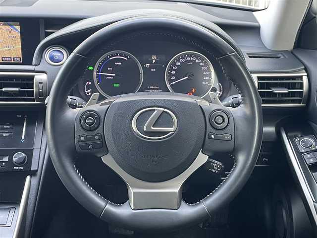 レクサス ＩＳ 300h 愛知県 2014(平26)年 11.8万km ホワイトパールクリスタルシャイン /禁煙車//メーカーメモリーナビ//フルセグTV/USB/BT/SD/SDREC/CD/DVD//バックカメラ//ETC//プッシュスタート//スマートキー//前方ドライブレコーダー//オートLEDヘッドライト//フォグランプ//革巻きステアリング//ステアリングスイッチ//電動ステアリングチルト＆テレスコピック機構//パドルシフト//クルーズコントロール//シートヒーター//ハーフレザーシート//パワーシート//横滑り防止//衝突軽減システム//オートワイパー//純正ドアバイザー//純正フロアマット//ドアカーテシランプ//ウィンカーミラー//バニティランプ付バイザー//ISOFIX//リヤスモークフィルム//純正17インチアルミホイール