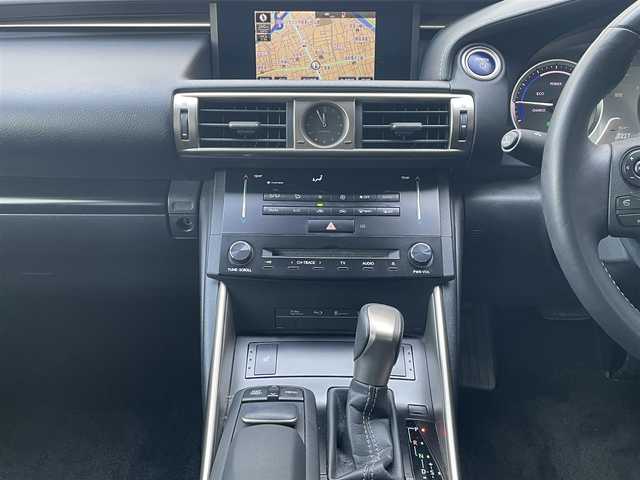 レクサス ＩＳ 300h 愛知県 2014(平26)年 11.8万km ホワイトパールクリスタルシャイン /禁煙車//メーカーメモリーナビ//フルセグTV/USB/BT/SD/SDREC/CD/DVD//バックカメラ//ETC//プッシュスタート//スマートキー//前方ドライブレコーダー//オートLEDヘッドライト//フォグランプ//革巻きステアリング//ステアリングスイッチ//電動ステアリングチルト＆テレスコピック機構//パドルシフト//クルーズコントロール//シートヒーター//ハーフレザーシート//パワーシート//横滑り防止//衝突軽減システム//オートワイパー//純正ドアバイザー//純正フロアマット//ドアカーテシランプ//ウィンカーミラー//バニティランプ付バイザー//ISOFIX//リヤスモークフィルム//純正17インチアルミホイール