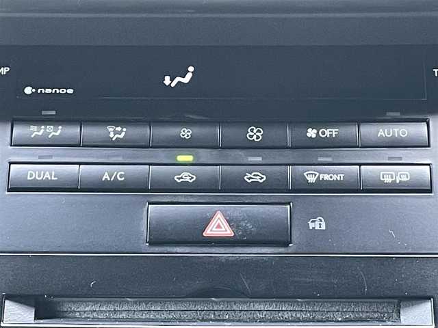 レクサス ＩＳ 300h 愛知県 2014(平26)年 11.8万km ホワイトパールクリスタルシャイン /禁煙車//メーカーメモリーナビ//フルセグTV/USB/BT/SD/SDREC/CD/DVD//バックカメラ//ETC//プッシュスタート//スマートキー//前方ドライブレコーダー//オートLEDヘッドライト//フォグランプ//革巻きステアリング//ステアリングスイッチ//電動ステアリングチルト＆テレスコピック機構//パドルシフト//クルーズコントロール//シートヒーター//ハーフレザーシート//パワーシート//横滑り防止//衝突軽減システム//オートワイパー//純正ドアバイザー//純正フロアマット//ドアカーテシランプ//ウィンカーミラー//バニティランプ付バイザー//ISOFIX//リヤスモークフィルム//純正17インチアルミホイール