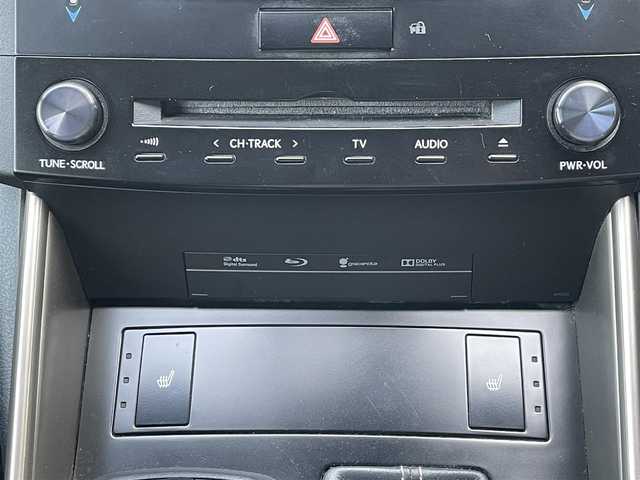 レクサス ＩＳ 300h 愛知県 2014(平26)年 11.8万km ホワイトパールクリスタルシャイン /禁煙車//メーカーメモリーナビ//フルセグTV/USB/BT/SD/SDREC/CD/DVD//バックカメラ//ETC//プッシュスタート//スマートキー//前方ドライブレコーダー//オートLEDヘッドライト//フォグランプ//革巻きステアリング//ステアリングスイッチ//電動ステアリングチルト＆テレスコピック機構//パドルシフト//クルーズコントロール//シートヒーター//ハーフレザーシート//パワーシート//横滑り防止//衝突軽減システム//オートワイパー//純正ドアバイザー//純正フロアマット//ドアカーテシランプ//ウィンカーミラー//バニティランプ付バイザー//ISOFIX//リヤスモークフィルム//純正17インチアルミホイール