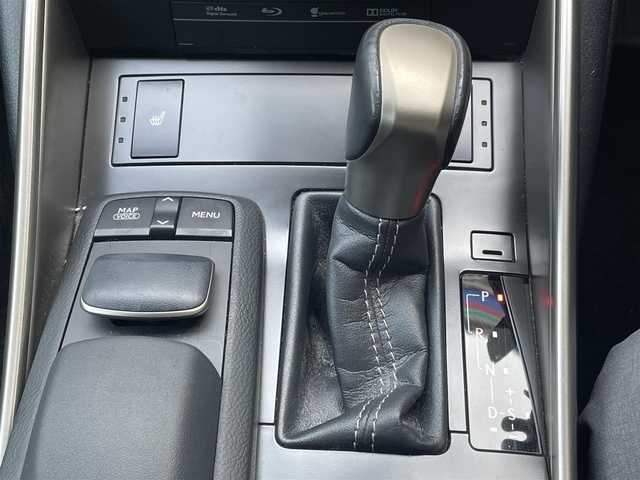 レクサス ＩＳ 300h 愛知県 2014(平26)年 11.8万km ホワイトパールクリスタルシャイン /禁煙車//メーカーメモリーナビ//フルセグTV/USB/BT/SD/SDREC/CD/DVD//バックカメラ//ETC//プッシュスタート//スマートキー//前方ドライブレコーダー//オートLEDヘッドライト//フォグランプ//革巻きステアリング//ステアリングスイッチ//電動ステアリングチルト＆テレスコピック機構//パドルシフト//クルーズコントロール//シートヒーター//ハーフレザーシート//パワーシート//横滑り防止//衝突軽減システム//オートワイパー//純正ドアバイザー//純正フロアマット//ドアカーテシランプ//ウィンカーミラー//バニティランプ付バイザー//ISOFIX//リヤスモークフィルム//純正17インチアルミホイール