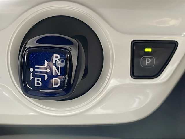 トヨタ プリウス A 沖縄県 2017(平29)年 3.6万km スティールブロンドM 県外仕入れ　/禁煙車　/社外９インチナビ[X9V]　/（フルセグＴＶ　ＣＤ　ＤＶＤ　Ｂｌｕｅｔｏｏｔｈ）/バックカメラ/ブラインドスポットモニター　/ヘッドアップディスプレイ/ビルトインＥＴＣ　/前方ドライブレコーダー　/Toyota Safety Sense/・プリクラッシュセーフティセンス/・レーンディパーチャーアラート/・オートマチックハイビーム/ステアリングスイッチ/LEDヘッドライト/スマートキー