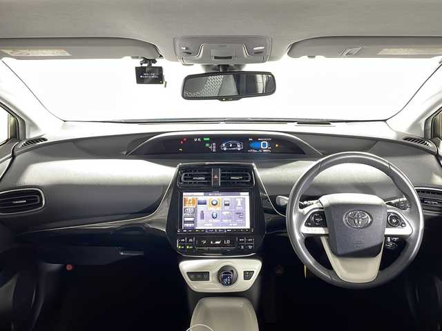 トヨタ プリウス A 沖縄県 2017(平29)年 3.6万km スティールブロンドM 県外仕入れ　/禁煙車　/社外９インチナビ[X9V]　/（フルセグＴＶ　ＣＤ　ＤＶＤ　Ｂｌｕｅｔｏｏｔｈ）/バックカメラ/ブラインドスポットモニター　/ヘッドアップディスプレイ/ビルトインＥＴＣ　/前方ドライブレコーダー　/Toyota Safety Sense/・プリクラッシュセーフティセンス/・レーンディパーチャーアラート/・オートマチックハイビーム/ステアリングスイッチ/LEDヘッドライト/スマートキー