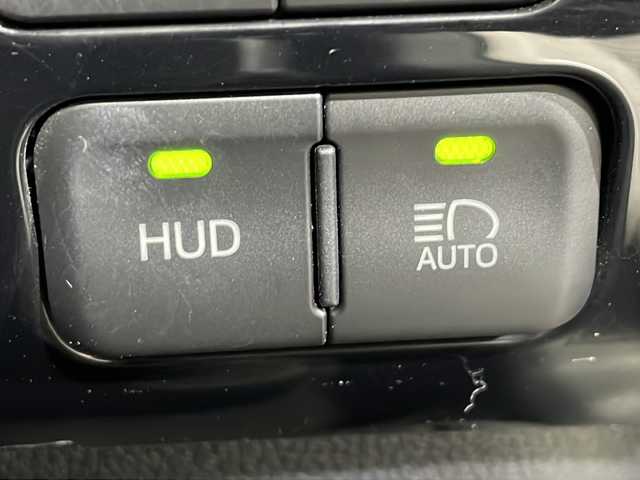 トヨタ プリウス A 沖縄県 2017(平29)年 3.6万km スティールブロンドM 県外仕入れ　/禁煙車　/社外９インチナビ[X9V]　/（フルセグＴＶ　ＣＤ　ＤＶＤ　Ｂｌｕｅｔｏｏｔｈ）/バックカメラ/ブラインドスポットモニター　/ヘッドアップディスプレイ/ビルトインＥＴＣ　/前方ドライブレコーダー　/Toyota Safety Sense/・プリクラッシュセーフティセンス/・レーンディパーチャーアラート/・オートマチックハイビーム/ステアリングスイッチ/LEDヘッドライト/スマートキー