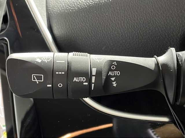 トヨタ プリウス A 沖縄県 2017(平29)年 3.6万km スティールブロンドM 県外仕入れ　/禁煙車　/社外９インチナビ[X9V]　/（フルセグＴＶ　ＣＤ　ＤＶＤ　Ｂｌｕｅｔｏｏｔｈ）/バックカメラ/ブラインドスポットモニター　/ヘッドアップディスプレイ/ビルトインＥＴＣ　/前方ドライブレコーダー　/Toyota Safety Sense/・プリクラッシュセーフティセンス/・レーンディパーチャーアラート/・オートマチックハイビーム/ステアリングスイッチ/LEDヘッドライト/スマートキー