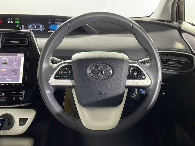 トヨタ プリウス A 沖縄県 2017(平29)年 3.6万km スティールブロンドM 県外仕入れ　/禁煙車　/社外９インチナビ[X9V]　/（フルセグＴＶ　ＣＤ　ＤＶＤ　Ｂｌｕｅｔｏｏｔｈ）/バックカメラ/ブラインドスポットモニター　/ヘッドアップディスプレイ/ビルトインＥＴＣ　/前方ドライブレコーダー　/Toyota Safety Sense/・プリクラッシュセーフティセンス/・レーンディパーチャーアラート/・オートマチックハイビーム/ステアリングスイッチ/LEDヘッドライト/スマートキー