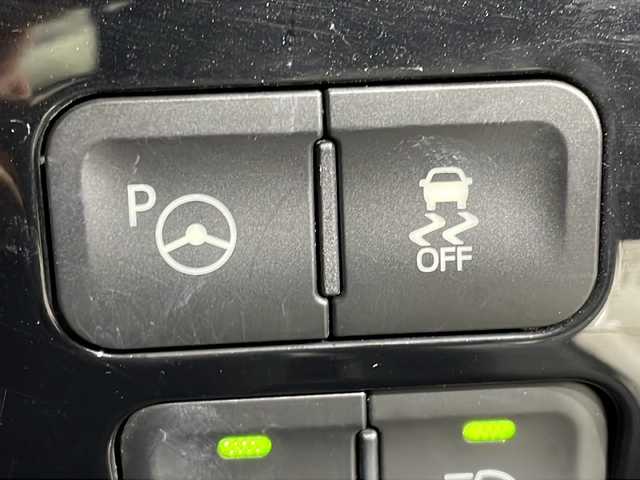 トヨタ プリウス A 沖縄県 2017(平29)年 3.6万km スティールブロンドM 県外仕入れ　/禁煙車　/社外９インチナビ[X9V]　/（フルセグＴＶ　ＣＤ　ＤＶＤ　Ｂｌｕｅｔｏｏｔｈ）/バックカメラ/ブラインドスポットモニター　/ヘッドアップディスプレイ/ビルトインＥＴＣ　/前方ドライブレコーダー　/Toyota Safety Sense/・プリクラッシュセーフティセンス/・レーンディパーチャーアラート/・オートマチックハイビーム/ステアリングスイッチ/LEDヘッドライト/スマートキー