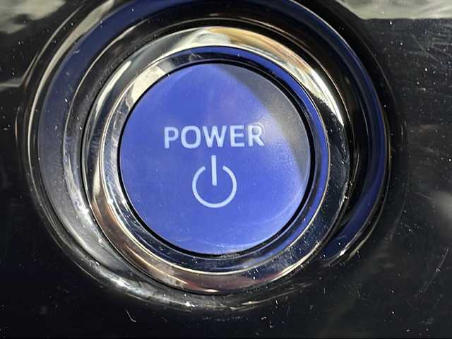 トヨタ プリウス A 沖縄県 2017(平29)年 3.6万km スティールブロンドM 県外仕入れ　/禁煙車　/社外９インチナビ[X9V]　/（フルセグＴＶ　ＣＤ　ＤＶＤ　Ｂｌｕｅｔｏｏｔｈ）/バックカメラ/ブラインドスポットモニター　/ヘッドアップディスプレイ/ビルトインＥＴＣ　/前方ドライブレコーダー　/Toyota Safety Sense/・プリクラッシュセーフティセンス/・レーンディパーチャーアラート/・オートマチックハイビーム/ステアリングスイッチ/LEDヘッドライト/スマートキー