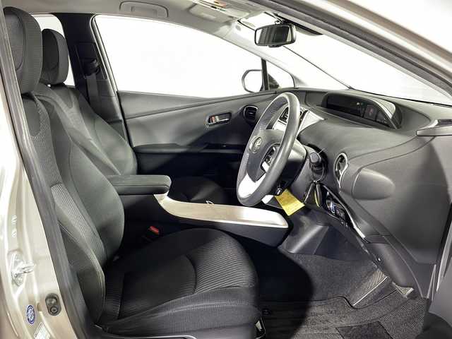 トヨタ プリウス A 沖縄県 2017(平29)年 3.6万km スティールブロンドM 県外仕入れ　/禁煙車　/社外９インチナビ[X9V]　/（フルセグＴＶ　ＣＤ　ＤＶＤ　Ｂｌｕｅｔｏｏｔｈ）/バックカメラ/ブラインドスポットモニター　/ヘッドアップディスプレイ/ビルトインＥＴＣ　/前方ドライブレコーダー　/Toyota Safety Sense/・プリクラッシュセーフティセンス/・レーンディパーチャーアラート/・オートマチックハイビーム/ステアリングスイッチ/LEDヘッドライト/スマートキー